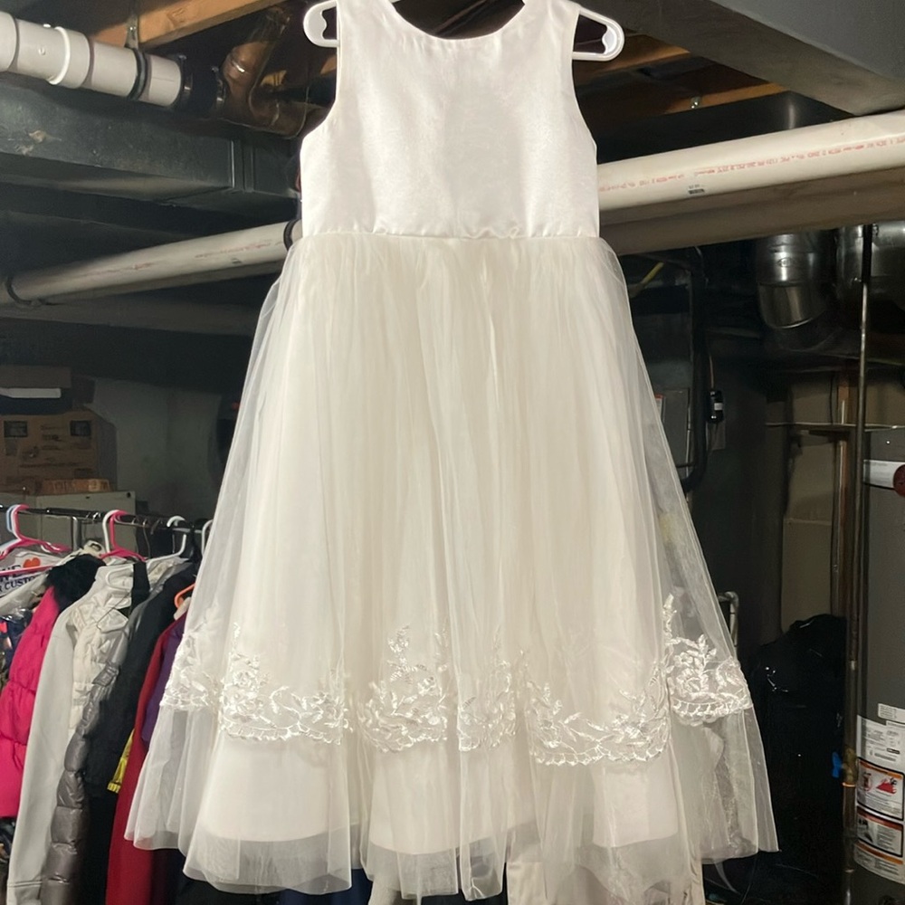 Elegant White Sleeveless Dress with Lace Details